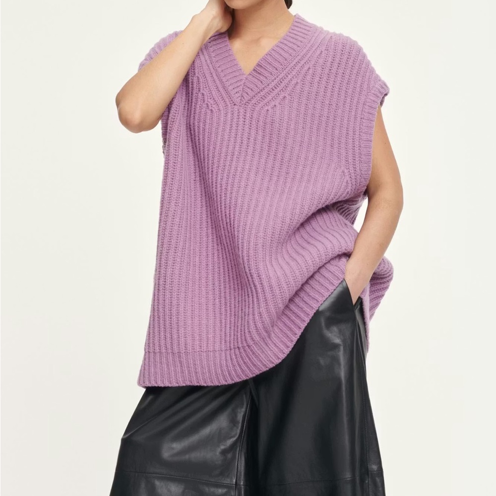SAMSOE Lavender V-Neck Sweater Vest